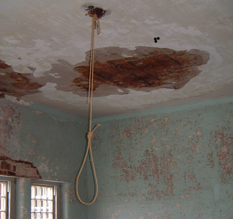 天井から垂れ下がっている首吊り用のロープ