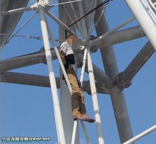 鉄塔の上で首を吊った人