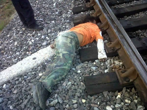 アーミーズボンを履いた列車への飛び込み自殺者の死体