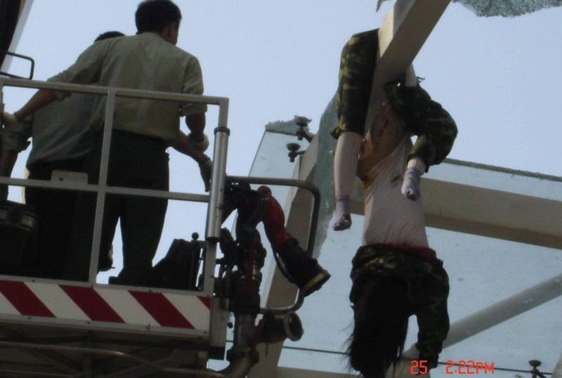 建物に激突したグロテスクな女性の飛び降り自殺死体