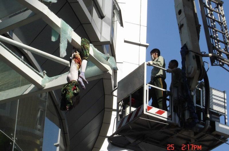 建物に激突したグロテスクな女性の飛び降り自殺死体2