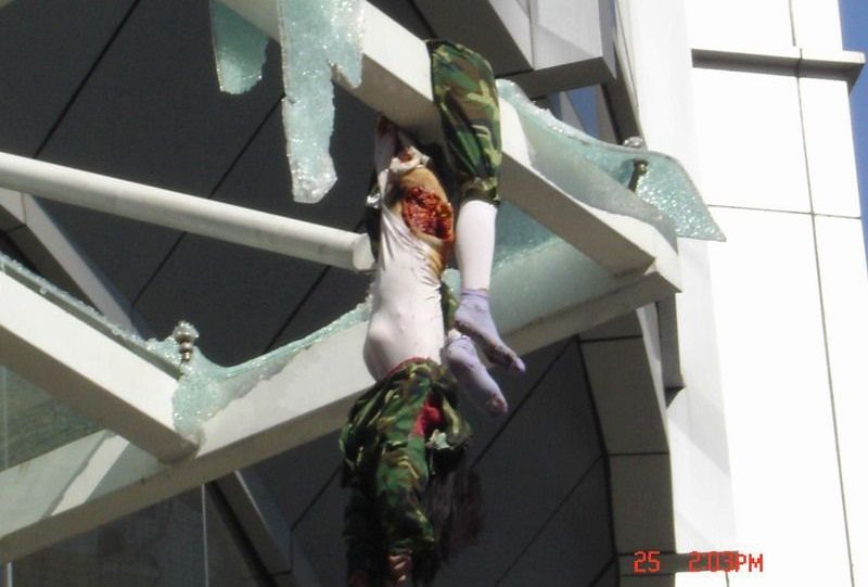 建物に激突したグロテスクな女性の飛び降り自殺死体4