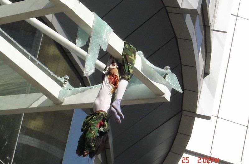 建物に激突したグロテスクな女性の飛び降り自殺死体5