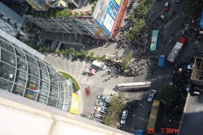 建物に激突したグロテスクな女性の飛び降り自殺死体が落下した現場