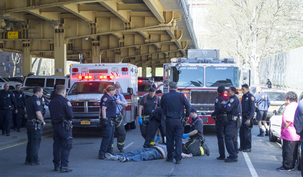 橋から飛び降りた自殺者を囲む警察官