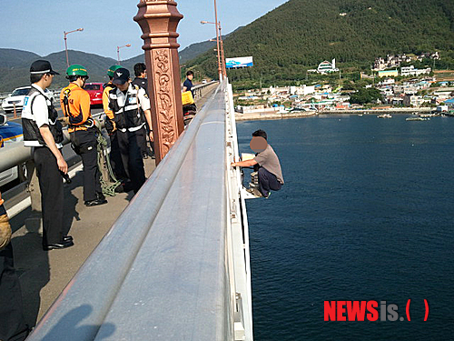 橋から飛び降り自殺しようとしている自殺志願者