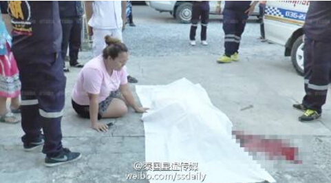 白い布が被せられた死体の傍らで嘆き悲しむ女性