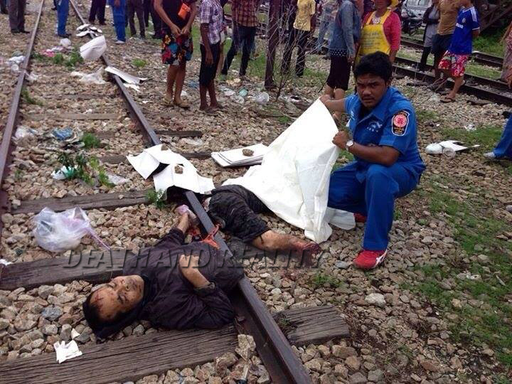 腰の位置でカットされた電車への自殺者の遺体