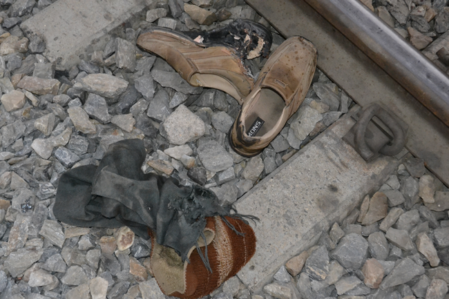 自殺の人身事故現場に残されていた靴