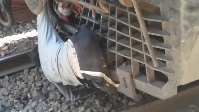 鋼鉄の列車に張り付いた投身自殺者の肉体