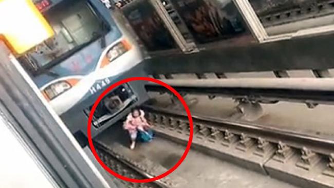電車の前で蹲る自殺志願者