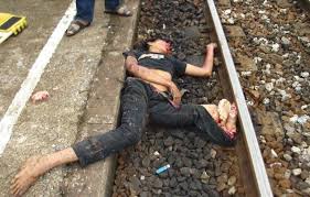 電車へ飛び込み自殺して身体が曲がった飛び込み自殺者の死体