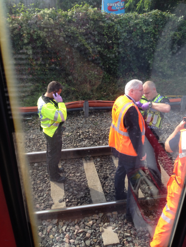 電車内から撮影した人身事故現場の外の様子