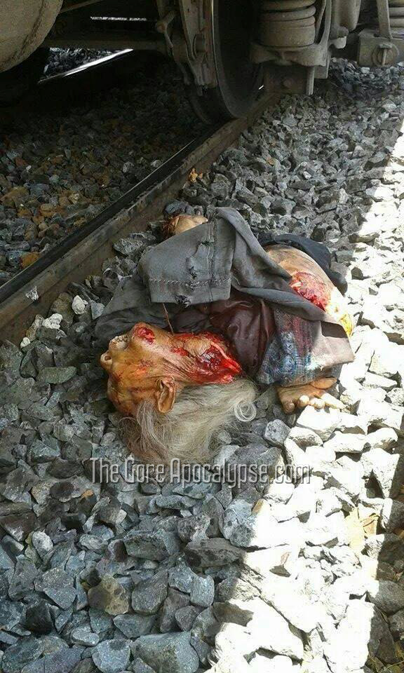 首がひねくれた鉄道への飛び込み自殺者の死体