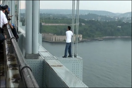 高層の橋から飛び降りようとしている男